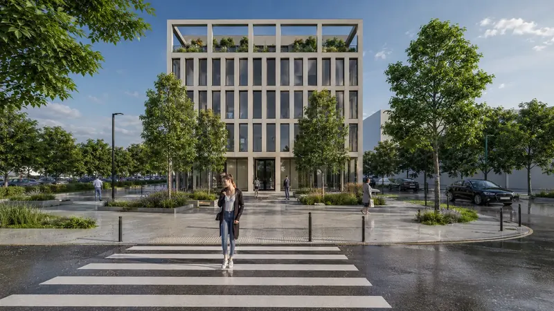 Denní 3D vizualizace čelního uličního pohledu na administrativní budovu se vstupním náměstím a alejí Denní 3D vizualizace čelního uličního pohledu na administrativní budovu se vstupním náměstím a alejí